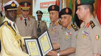 وزير الدفاع يلتقي أعضاء من هيئة التدريس ودارسي أكاديمية ناصر العسكرية العليا