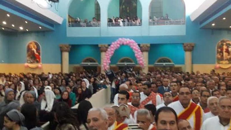 الآلاف يشاركون في