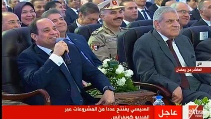 السيسي لجندي مازحًا: