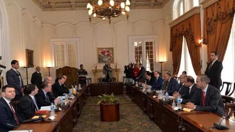 وزير الخارجية يعقد