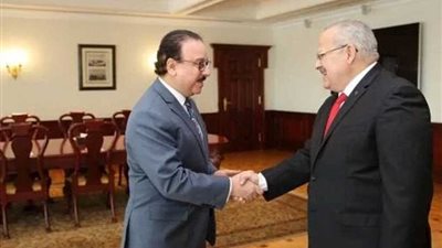 رئيس جامعة القاهرة يبحث مع وزير الاتصالات تطوير نظم الخدمات الجامعية