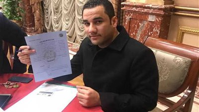 النائب أحمد علي يوقع على استمارة تزكية الرئيس السيسي لانتخابات الرئاسة