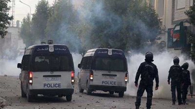 احتجاجات في تونس على ارتفاع الأسعار والشرطة تطلق الغاز المسيل للدموع