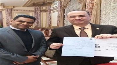 النائب أحمد رفعت يوقع على استمارة تزكية الرئيس السيسي لانتخابات الرئاسة
