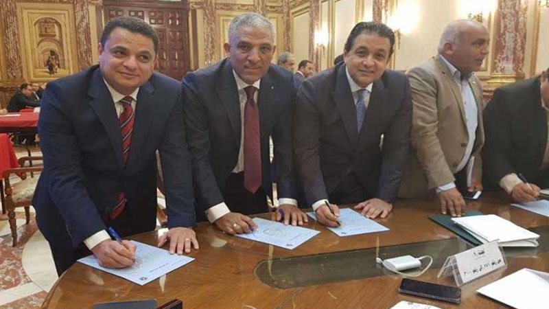 نواب يحررون توقيعات