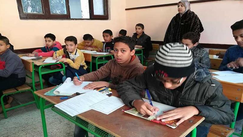 117330 طالبا يؤدون