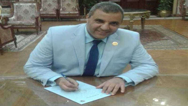 نائب سمالوط يوقع