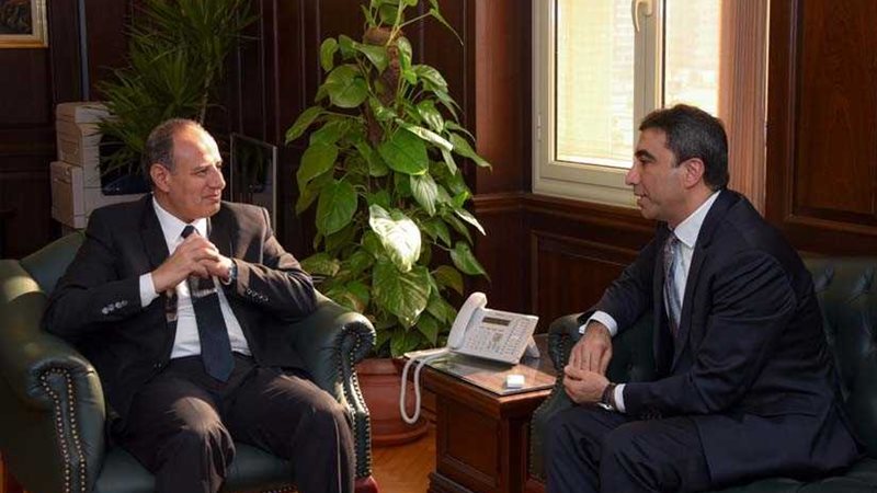 سلطان يكرّم قنصل