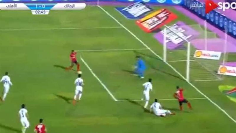 مؤمن زكريا يهدي الأهلي