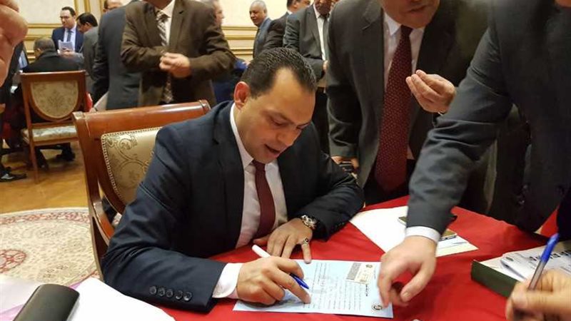 320 نائباً من دعم