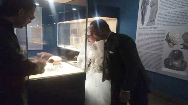 عريس وعروسته يحتفلان