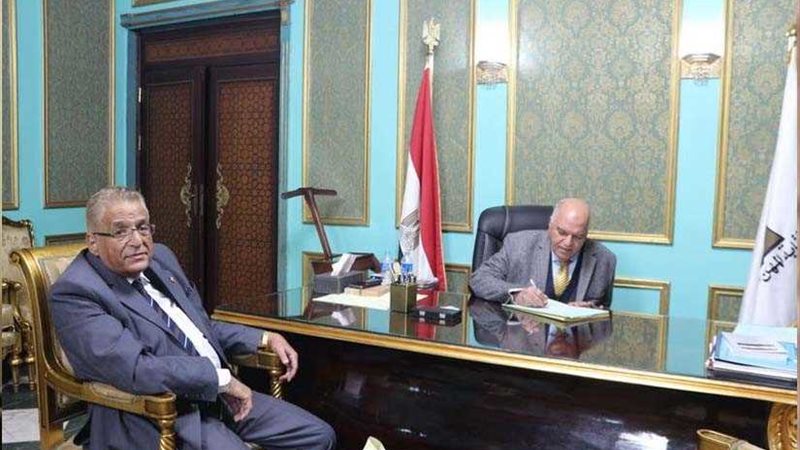 نقيب المعلمين يوقع