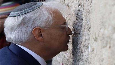 سفير واشنطن بتل أبيب يتناسى جرائم الاحتلال ويهدد الفلسطينيين