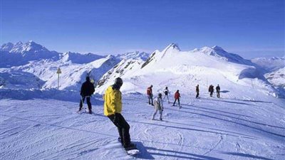 بدء الإجلاء الجوي لـ13 ألف سائح عالق في منتجع بجبال الألب السويسرية