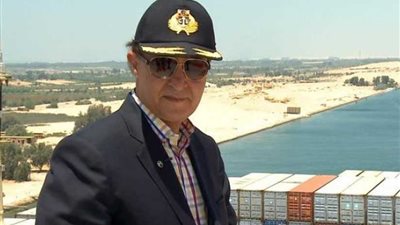 مميش يسلم عقود قطع أراضٍ للمستثمرين بمحور تنمية قناة السويس