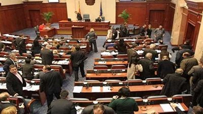 برلمان مقدونيا يوافق على قانون لجعل 