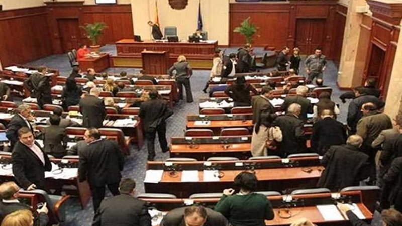 برلمان مقدونيا يوافق