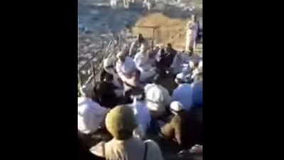 طقوس غريبة أعلى جبل غار حراء بمكة..(فيديو)