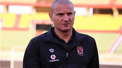 مدرب حراس الأهلي يواسي حارس المصري بعد خطأ السوبر