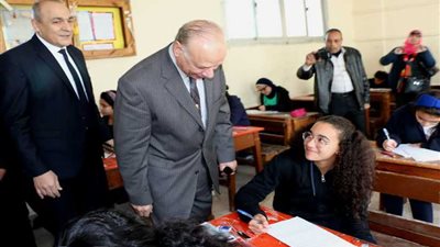 محافظ القاهرة يتفقد امتحانات الفصل الأول للشهادة الإعدادية (صور)