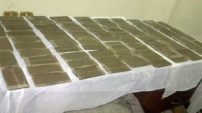 سائق القنطرة هرب من السيارة فضبطت مباحث الشرقية 42 طربة حشيش