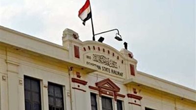 السكة الحديد: سيارة تقتحم القضبان من مكان غير معد للعبور على خط ٢٣ يوليو