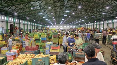 تعرف على أسعار الخضروات والفواكه بسوق العبور.. اليوم