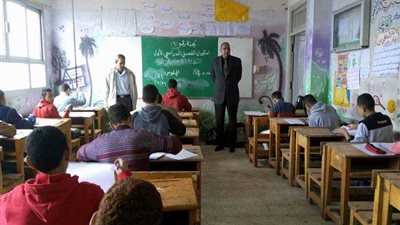 وكيل تعليم المنوفية يتفقد الامتحانات.. واللغة العربية بلا شكاوى (صور)