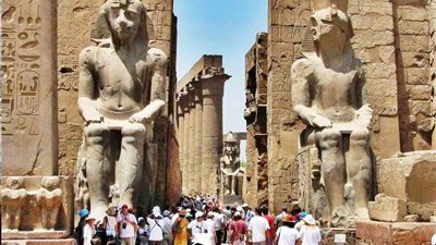 عائدات السياحة المصرية تقفز 124%