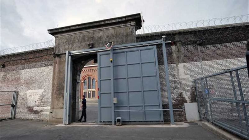 إرهابي يعتدي على