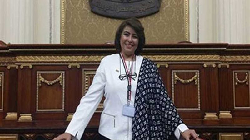 نائبة تكشف على فيس