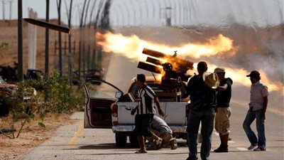 إيقاف جميع الرحلات من وإلى مطار معيتيقة الليبي جراء اشتباكات بين ميليشيات مسلحة