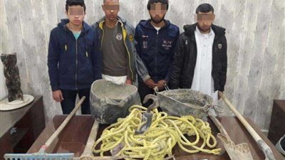 مباحث القاهرة تضبط عاملين و3 طلاب ينقبون عن الآثار بحلوان