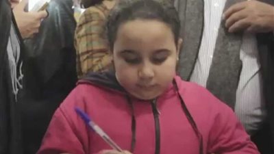 جد يملي حفيدتة رسالة لعبد الناصر