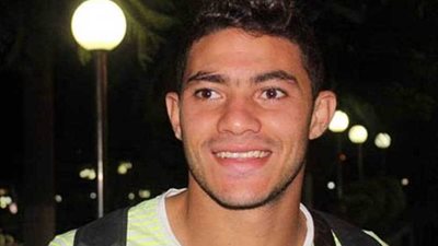 الأهلي يحصل على توقيع مدافع سموحة