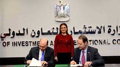 توقيع اتفاق تسوية بين مميش وشركة للتنمية الصناعية بقيمة مليار جنيه