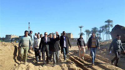 محافظ قنا يطالب بتكثيف ورديات العمل للانتهاء من كوبري قوص (صور)