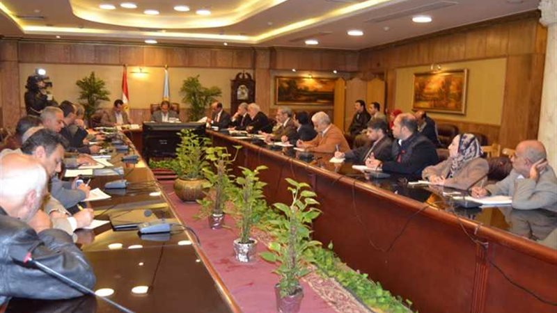 محافظ الغربية يناقش