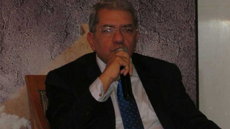 وزير المالية يجتمع