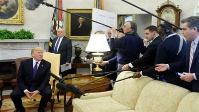 ترامب يطرد صحفي (سي إن إن) حاول الاستفسار عن إساءته لبعض الدول