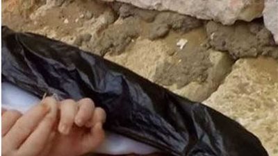 بائعة تتخلص من طفلتها بعد حملها سفاحًا في القطامية