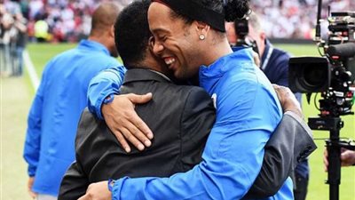 «بيليه» لـ«رونالدينيو»: أتمنى لك حياة بنفس السلاسة التي كنت تمر بها من المدافعين