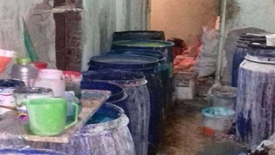 ضبط صاحب مصنع صابون بحوزته منظفات مجهولة المصدر (صور)