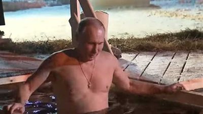 شاهد..بوتين يمارس طقوس عيد الغطاس في بحيرة متجمدة