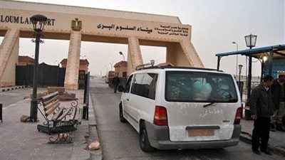 عودة 180 مصريًا ووصول 121 شاحنة عبر منفذ السلوم