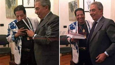 شعبان عبدالرحيم يُقبِّل كتاب موسى ظنًا منه أنه يهديه القرآن