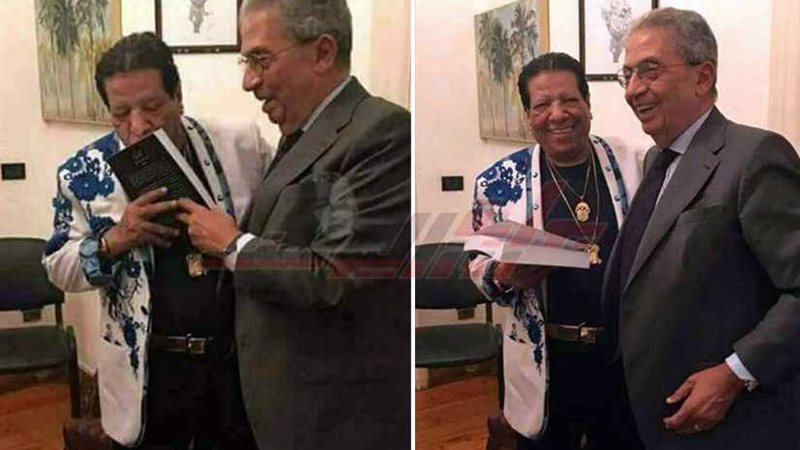 شعبان عبدالرحيم يُقبِّل