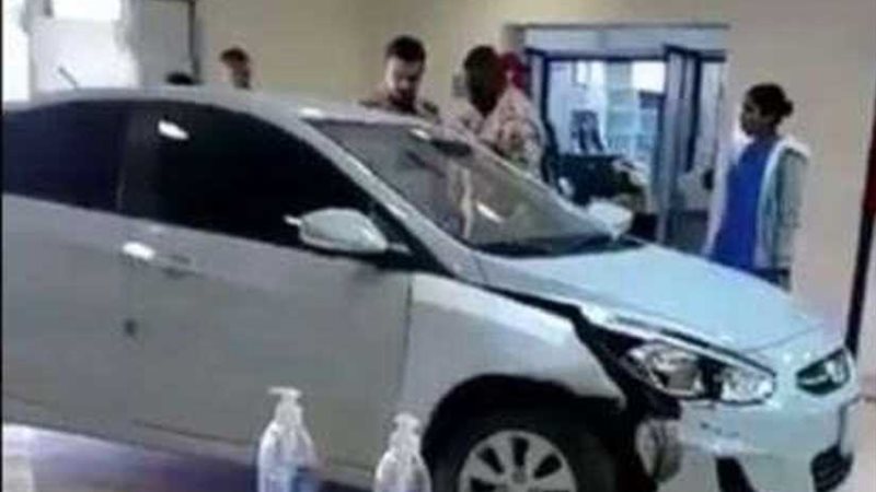 سيارة تقتحم مستشفى