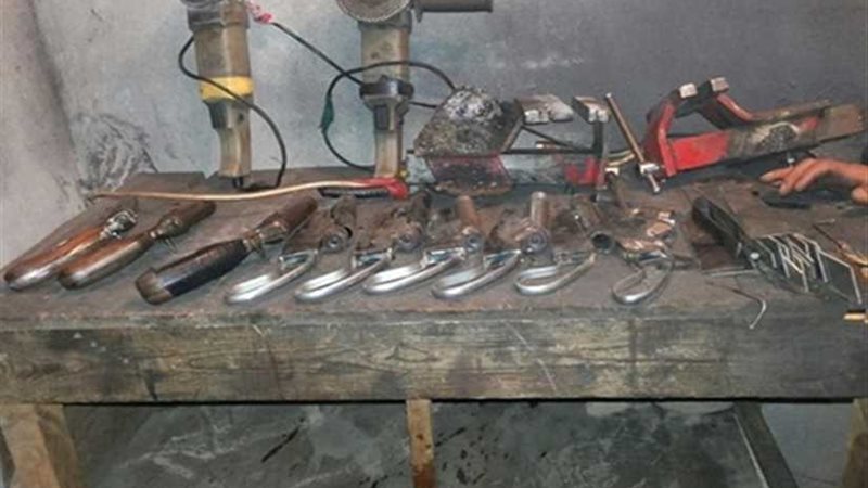 ضبط عامل حول منزله