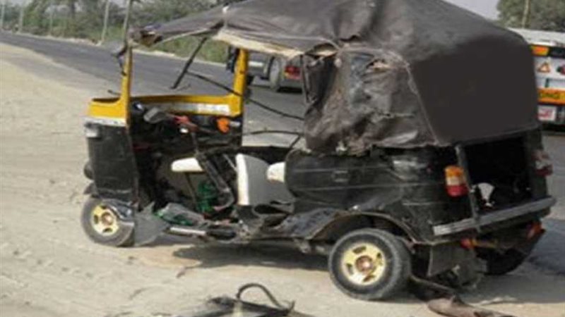 اصطدم توك توك بميكروباص